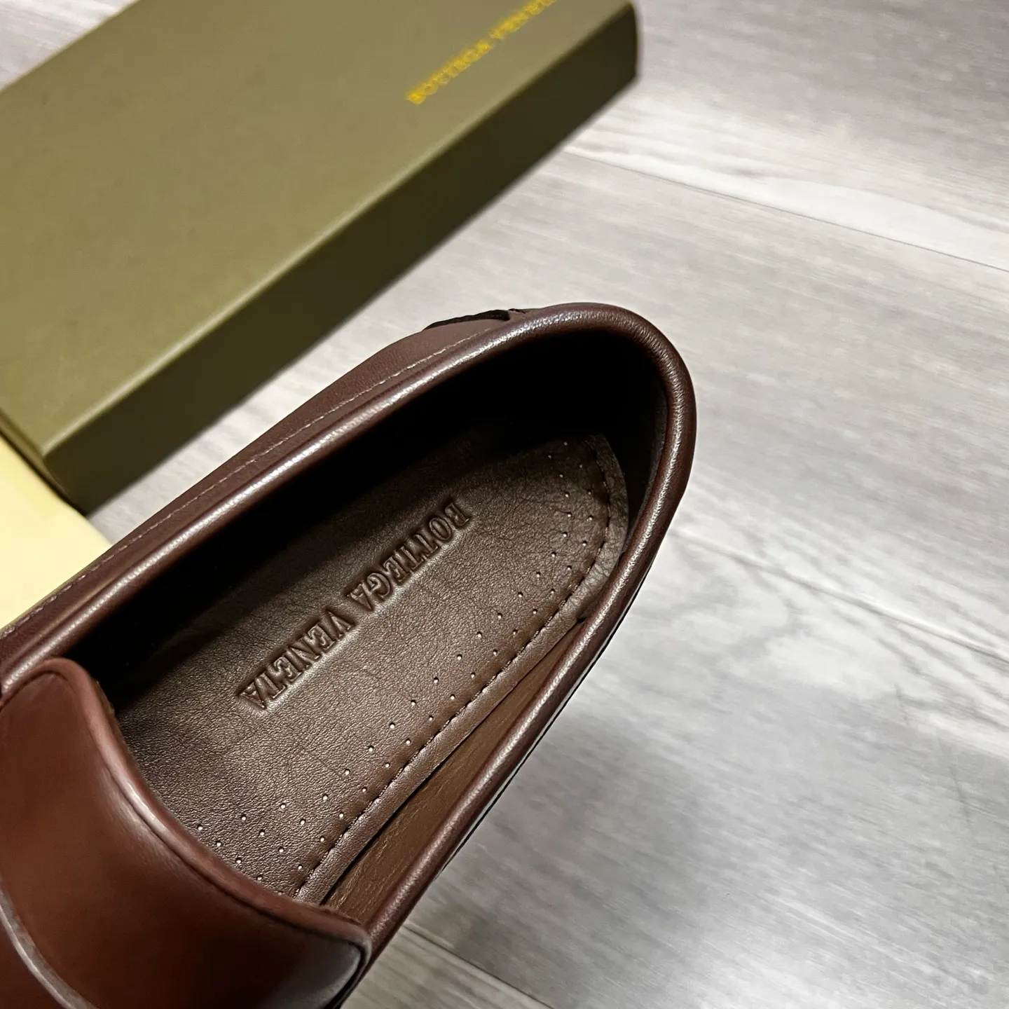Factory price 480 BV 〰️Purely handmade classic men's beanie shoes👉👉driving shoes, slip-on shoes, made of imported cowhide from Italy, 💕water-dyed cowhide lining, 🔊original outsole, waterproof platform design, comfortable on the feet. A good choice for traveling and driving, two colors available, code number: 38-44, (45 can be customized)